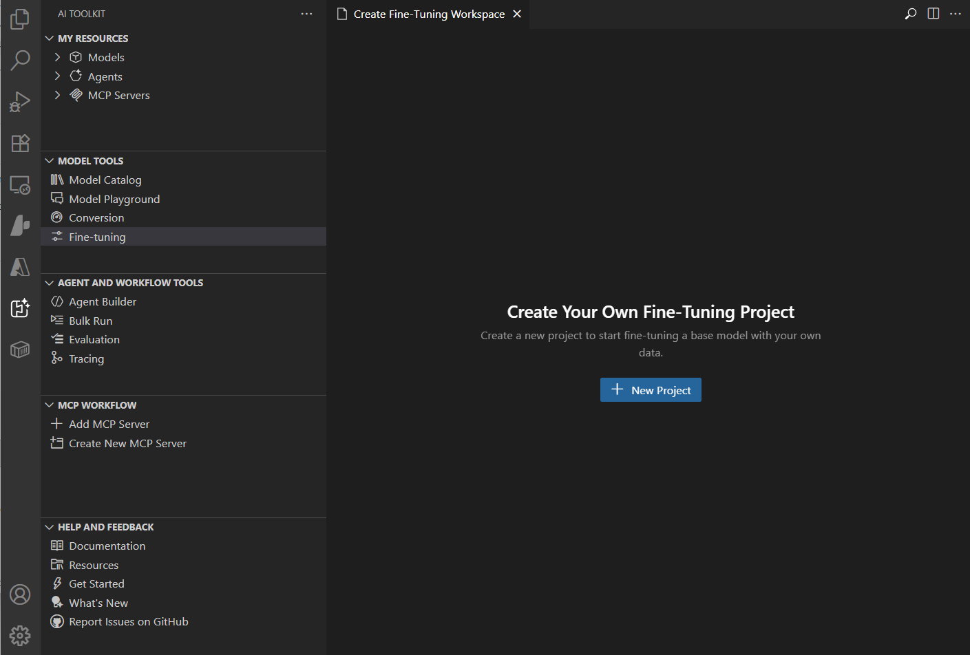 展示微调界面的截图，包含模型适配和训练控件